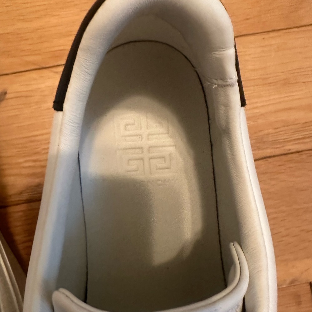 Brand new 💯 authentic
Givenchy City Court Low-Top Sneakers. Size 42 new - Picture 6 of 10